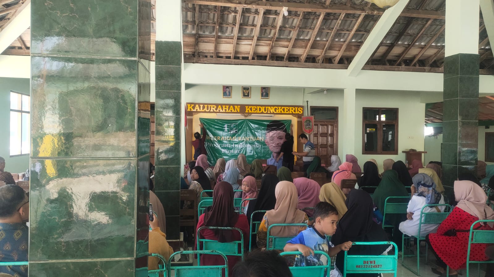 Anggota DPR RI terpilih Daerah Pemilihan (Dapil) Yogyakarta, Kaisar Abu Hanifah menyalurkan bantuan Program Indonesia Pintar (PIP) di Gunungkidul, Sabtu (21/9/2024). (Foto: Ist/Serikat News) 