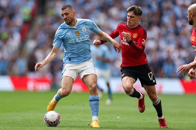 Duel pemain Manchester City dan Manchester United saat final FA Cup 2023/2024. (Foto: AP Photo) 