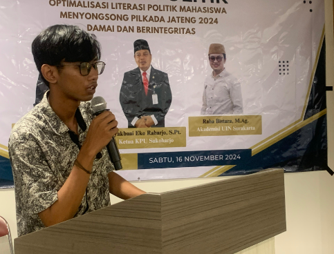 Koordinator Badan Eksekutif Mahasiswa (BEM) Solo Raya bidang Pendidikan dan Politik, Anwar Mustaqim saat menyampaikan opening speech pada kegiatan Seminar Politik 2024. (Foto: Istimewa)